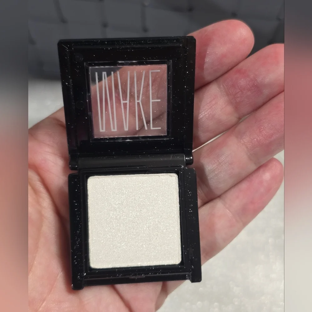 MAKE Beauty Glitter White Eyeshadow Shade 3901 Quartz